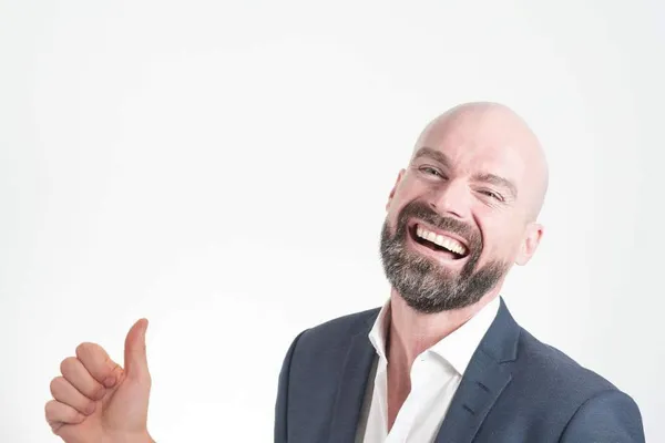 Hombre activo consumiendo suplementos naturales