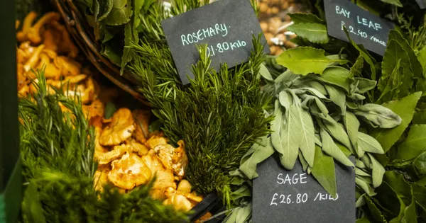 Hierbas frescas y productos botánicos expuestos en Borough Market, Londres