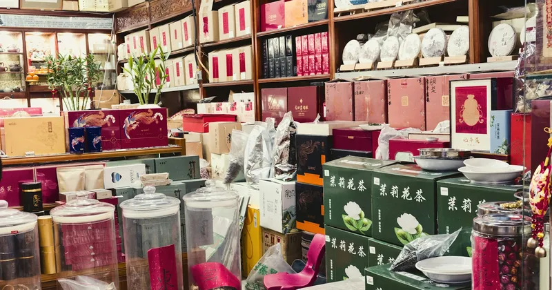 Estantes con cajas de té y recipientes dentro de una tienda de Pekín, China