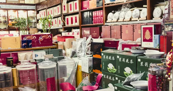 Estantes con cajas de té y recipientes dentro de una tienda de Pekín, China